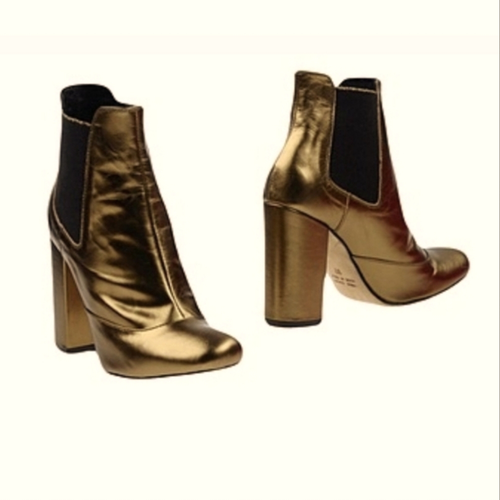 Very Elegant Platinum color ankle boots, like new. It fits more towards 8.5